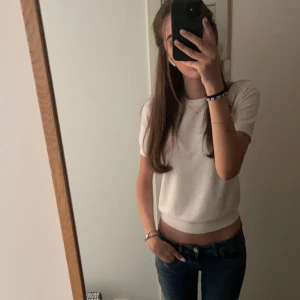 Stickad t-shirt zara - Vit stickad t-shirt från zara, jättefint skick 💕💕 Storlek S