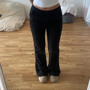 Mid rise kostymbyxor  - Mid rise kostymbyxor från rut&circle, långa på mig som är 164 därav slitningar längst ner på byxorna. Skriv för fler bilder😊