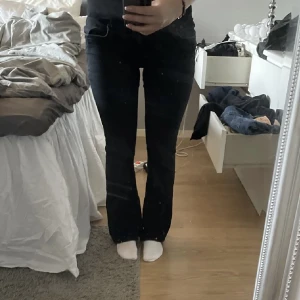 Lågmidjade jeans zara  - snygga svarta jeans från Zara. De är väldigt stretchiga, de är små i strl så skulle passa någon i strl 38. Köpta här på plick men inte använda då de inte passade mej. (Lånade bilder) ❤️