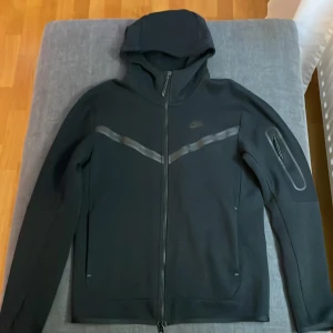 Nike tech fleece svart - Nike tech fleece, nästintill oanvänd.  Slutsåld överallt 