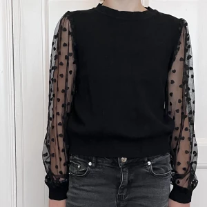 Fin topp - Skön tröja med fina ärmar med hjärtan.  Jag är 150 cm lång.