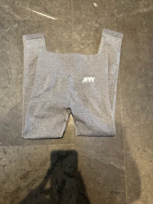 Aware tights s 🩶 - Så fina. Skick 8/10.  Försten till kvarn. Klicka gärna på köp nu ❤️