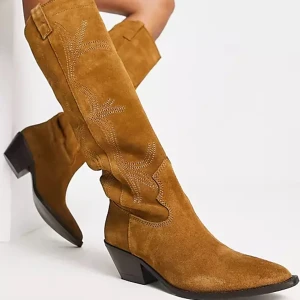 Cowboy boots  - Säljer mina superfina cowboy boots från Mango i strl 39, klacken är 6 cm ❤️