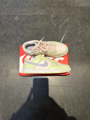 Nike dunk lime ice 🤍 - Pastellfärgade Nike dunks, lime ice heter färgen. Storlek 38. Aldrig använda. De är impregnerade.  Försten till kvarn. Klicka gärna på köp nu ❤️