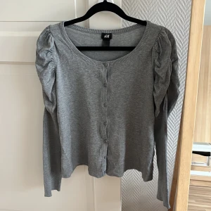 Kofta med puffärm grå - Grå kofta med puffärmar i nyskick som är väldigt skön♥️