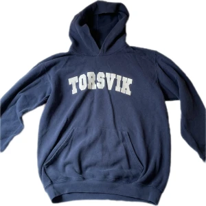 Hoodie - Mörkblå vintage hoodie, Inte så stor, skulle gissa på S. Skönt material och passar bra till hösten❣️