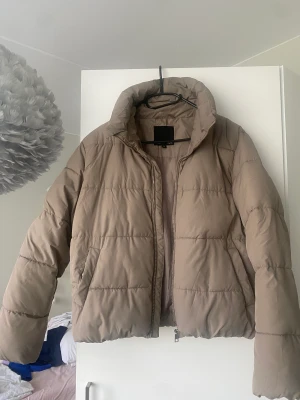Puffig Höst Jacka - SUPER mjuk o jätte fin jacka som är super nu inför hösten och för våren! Den är knappt använd och den håller dig gosig hela dagen! Köptes i Lager 157 för 400kr😀 