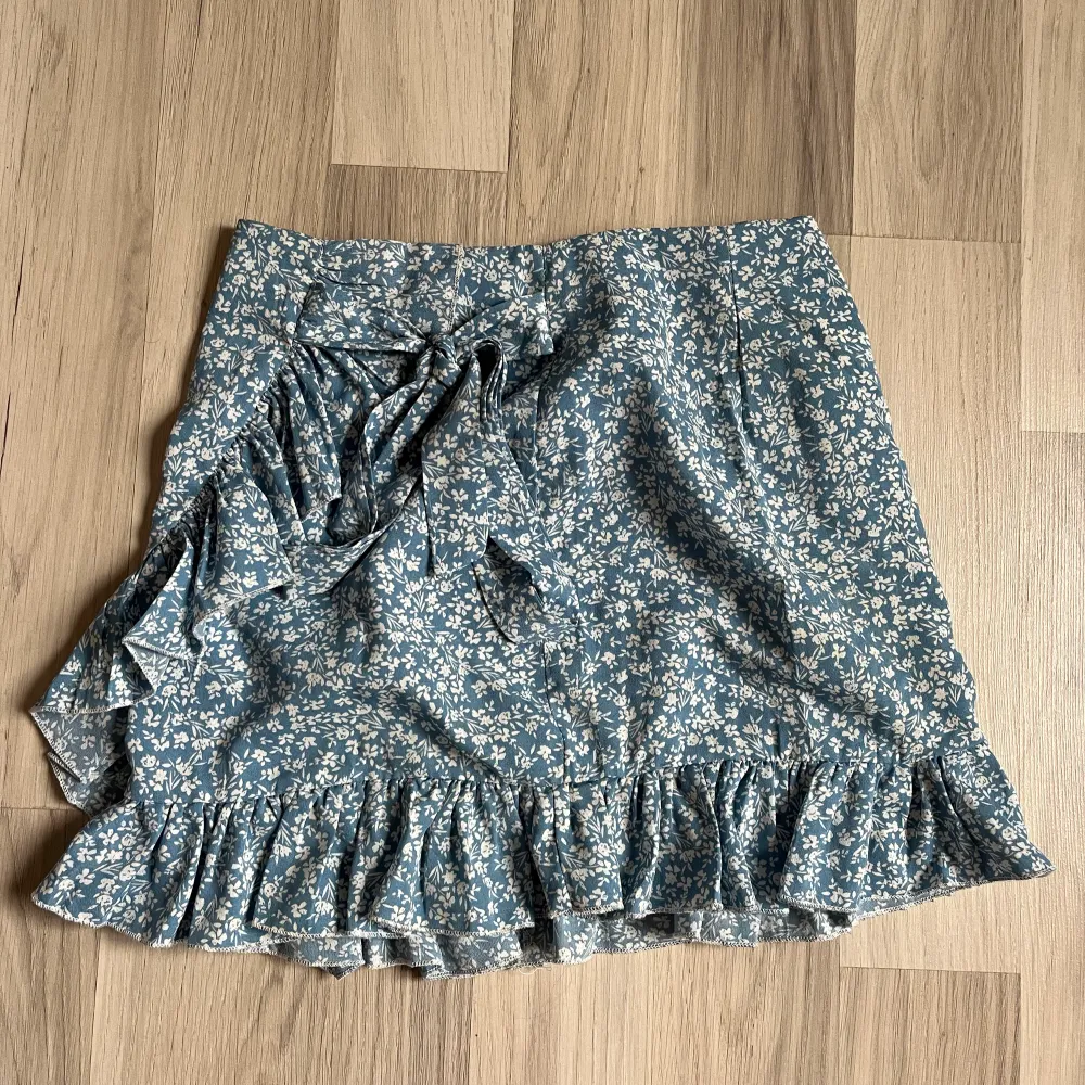 Säljer denna kjol från shein som inte kommer till användning längre. . Kjolar.