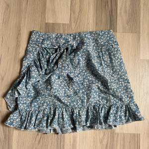 Säljer denna kjol från shein som inte kommer till användning längre. 