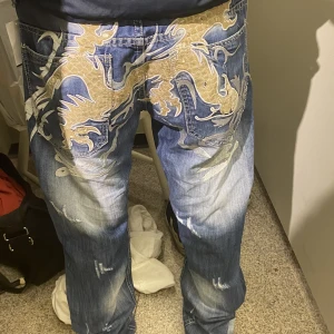 baggy drainer/graphic jeans - rkt feta k&m jeans, tror de e en drake därbak. najs med fet stitching. vid frågor kontakta mig så svarar jag!