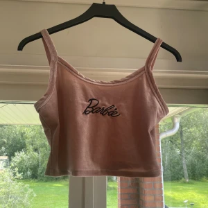 Gullig Barbie topp - Jättesöt topp, den är använd ett par gånger. I storlek L💕