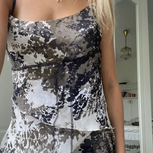 Coolt linne - Coolt linne med volanger köpt second hand men knappt använt 💓 Skriv privat om du har fler frågor! 