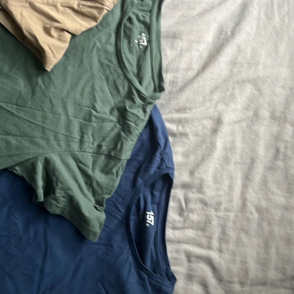 Säljer tröjorna för ränsar garderoben och vill bara få bort dem. En ljus blå t-shirt,en mörk blå,en beige, en mörkblå och en grön alla för 70 eller 20 kr styck. Och kan gå ner i pris.. T-shirts.