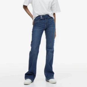 H&M jeans - Jeans från H&M med lite bootcut. Lågmidjade, väldigt snygga och lite retro stil😃  Fint skick!