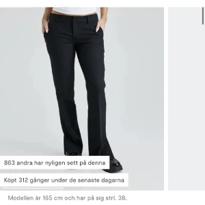 Lågmidjade kostymbyxor  - Lågmidjade kostymbyxor ifrån bikbok, storlek 38 men passar 36 