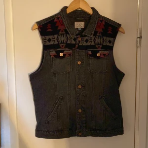 Mönstrad jeansväst - Mönstrad jeansväst fyndad på loppis. 