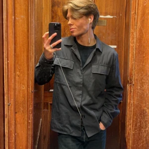 Overshirt - Säljer denna snygga overshirt från Volt, These glory days. Sjukt najs grå/blå färg. Köpt i maj och knappt använd så sjukt bra skick, nypris 1400kr, mitt pris 799kr. Storlek S passar S/M. 