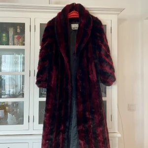 Maffig Fuskpäls - Säljer denna fuskpäls i storlek Medium. Den är dock väldigt ”maffig” och stor och passar också en storlek Large.  Jag köpte denna för ett par år sedan på en vintage butik för 1000kr, och har fått komplimanger varje gång jag har haft på mig den. 