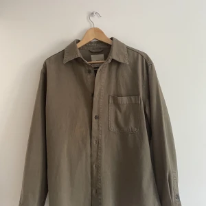 Overshirt - Overshirt från Mango Man.  Snygg overshirt i skönt material.  Inköpt förra året men knappt använd därav väldigt bra skick. Hör av dig om du har frågor eller om du vill ha fler bilder! 