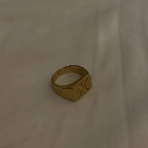 Säljer denna fina ring från fanny lyckmans kollektion.💞