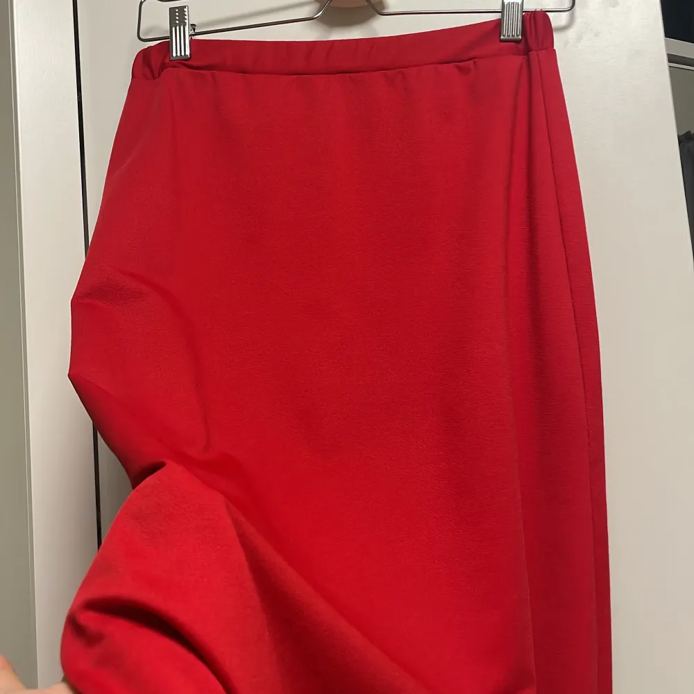 Röd långkjol i storlek 38 (passar för 36 också). Den är nästan helt ny då jag bara har använd den 2 gånger. . Kjolar.