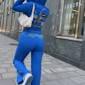 Ed hardy tracksuit - Köpt för 1800kr, har ingen andvändning av den.  Knappt andvänd Storlek s i byxorna samt i koftan