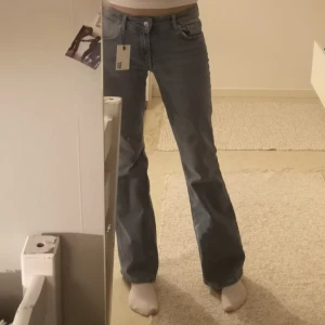 Lowwaist jeans - Mycket bra skick, midjemått 36 och innerbensmått 81 cm. Jag på bilden är 1,71. De är väldigt stretchiga. Modellen low boot från lager 157. Köparen står för frakt!