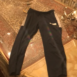 Hugo boss Mjukis byxor  - Rak passform, jätte sköna, mörk blå färg, 