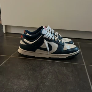 NIKE DUNK LOW VALERIAN BLUE - Säljer mina äkta valerians i storlek 42,5. Köpte de på Restocks där de går för 4800 i den här storleken. Pris går att diskutera Hör av dig om du har frågor!