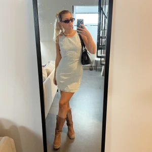 Finaste jeansklänningen - Jeansklänning från chiquelle med öppen rygg använd en gång