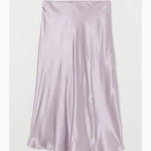 Silkeskjol - Jättefin silkeskjol från hm som går till vaderna Det är en slits på sidan som är en så snygg detalj har använt till fest men även som vardagsplagg