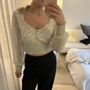 Blus - Blus med blommor på, så fin och helt oanvänd, lappen är kvar