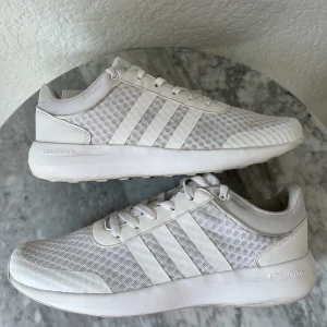 Adidas Neo Cloudfoam - Sparsamt använda sneakers / träningsskor  Namn: adidas Neo Cloudfoam Storlek: 44 2/3 EUR Skick: 7,5/10 