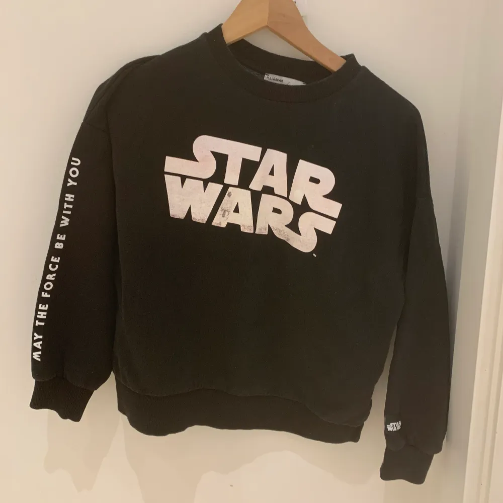 Tjocktröja med Star Wars tryck från pullnbear  Storlek:S Pris:70. Hoodies.