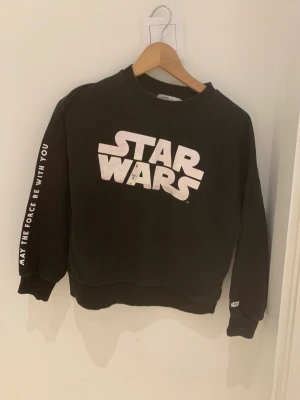 Star Wars tjocktröja  - Tjocktröja med Star Wars tryck från pullnbear  Storlek:S Pris:70