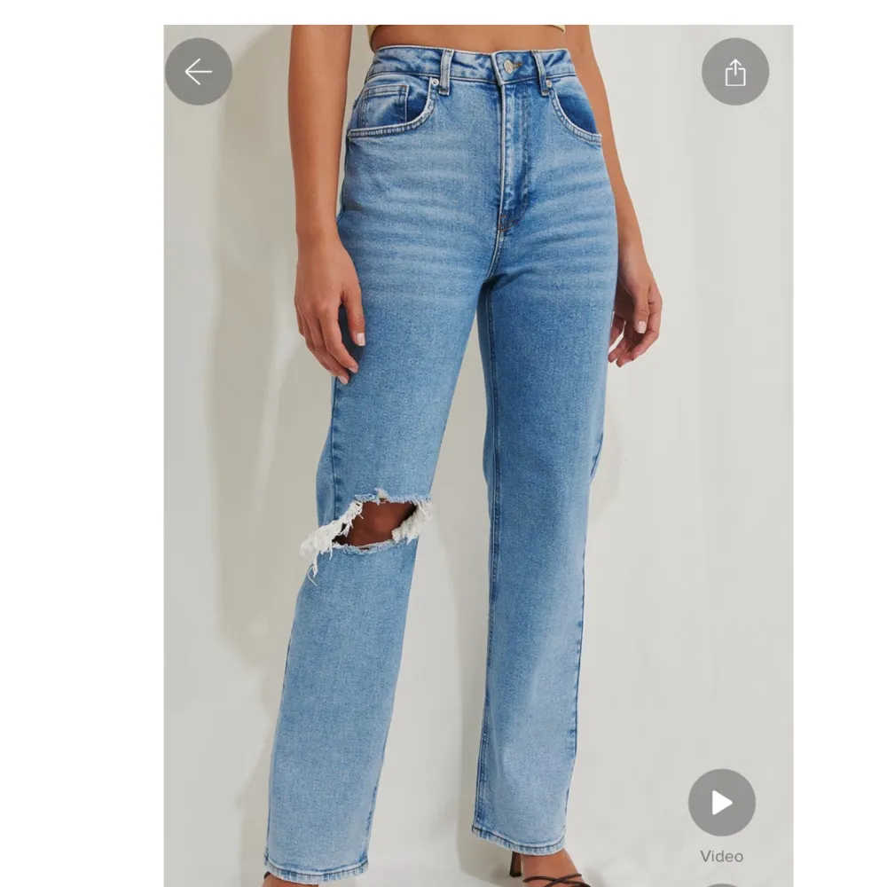 Supersnygga jeans i strl 36 från NA-KD Jeans från NA-KD som knappt är använda. Köptes för 539kr och säljer för 300kr + frakt. Står inte för postens slarv. Jeans & Byxor.