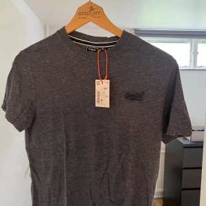 Superdry t-shirt - Helt ny superdry t-shirt som aldrig har använts som ni ser och därför är skicket 10/10! Storleken är S!