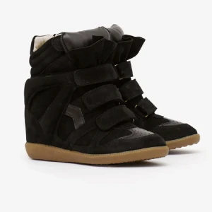 Isabel Marant  - Säljer mina svarta isabel marant skor i storlek 39 men passa mig med 38. Inga defekter, dom är äkta, skriv privat för fler bilder💕