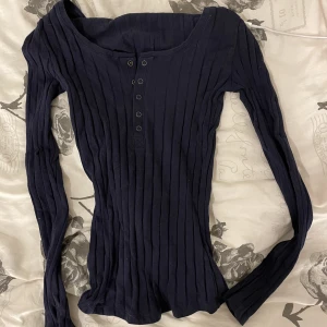 marinblå tröja - superfin marinblå långärmad som formar kroppen så fint🤍