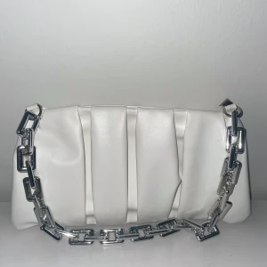 Vit väska  - En vit väska från SHEIN i bra skick🤍 Jag hade denna väska under min student, endast använd en gång. Priset kan diskuteras vid snabb affär!