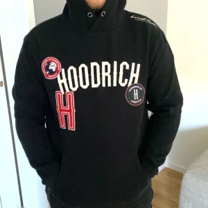 Hoodrich hoodie - Hej! Säljer min pojkväns Hoodrich hoodie då det inte är hans stil längre. Aldrig använd endast testad Storlek L sitter som en M/L. 350kr mvh Kelly 