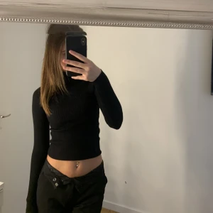 Polotröja - Säljer denna jätte fina ribbade polotröja från Gina tricot. Plagget är slutsålt på ginas hemsida. Kommer aldrig till användning längre. Har vissa tecken på användning. Pris kan diskuteras😊