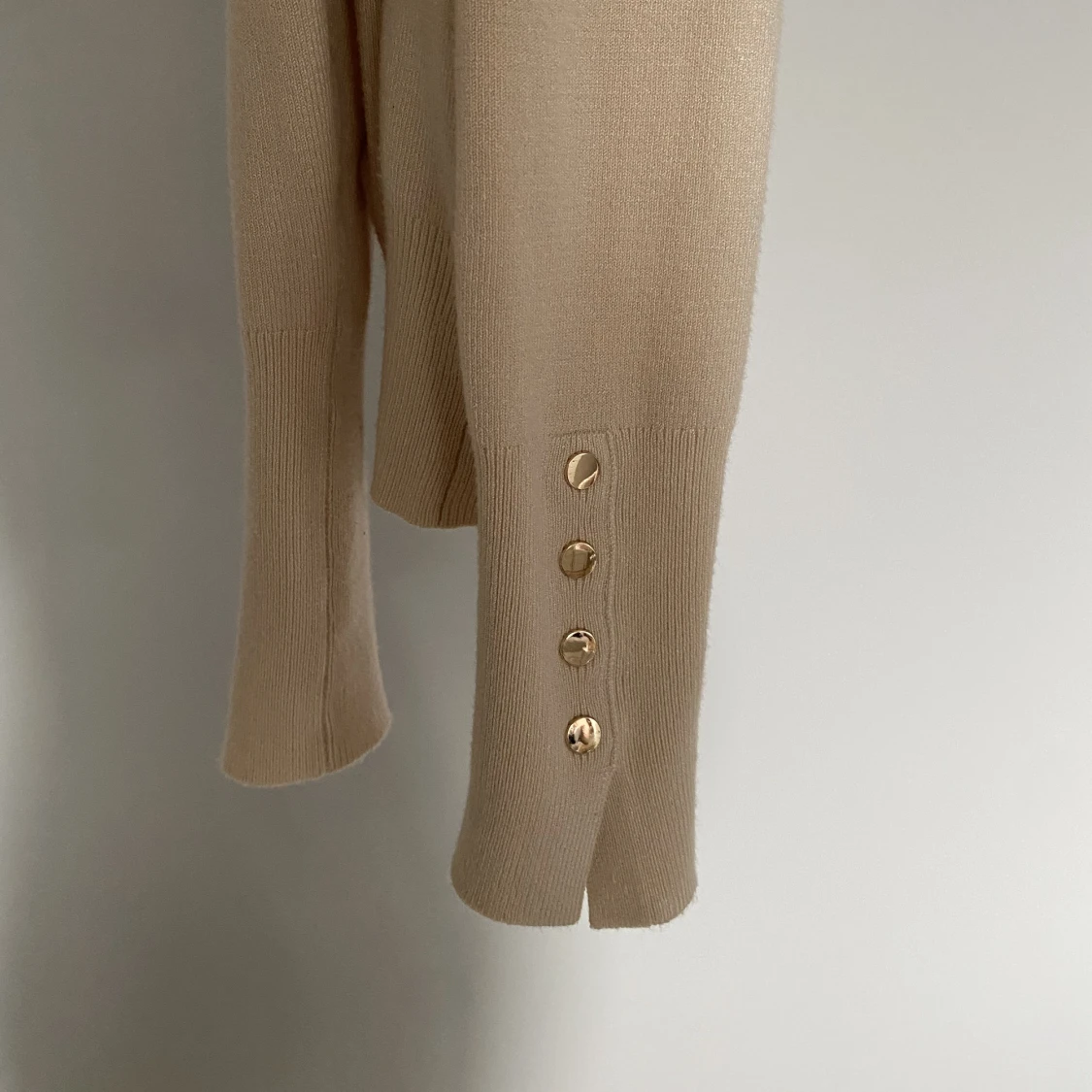 Beige tröja med guldknappar  - 91