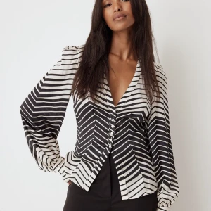 Blus  - Skitsnygg blus från NA-KD! Blusen är helt oanvänd o köpt förra året. Slutsåld i nästan alla storlekar. 