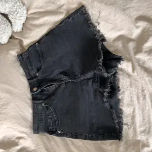 Högmidjade jeansshorts från H&Ms divided collection. Super snygga nu på sommaren. 😎🌺💞