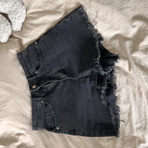 Jeansshorts - Högmidjade jeansshorts från H&Ms divided collection. Super snygga nu på sommaren. 😎🌺💞