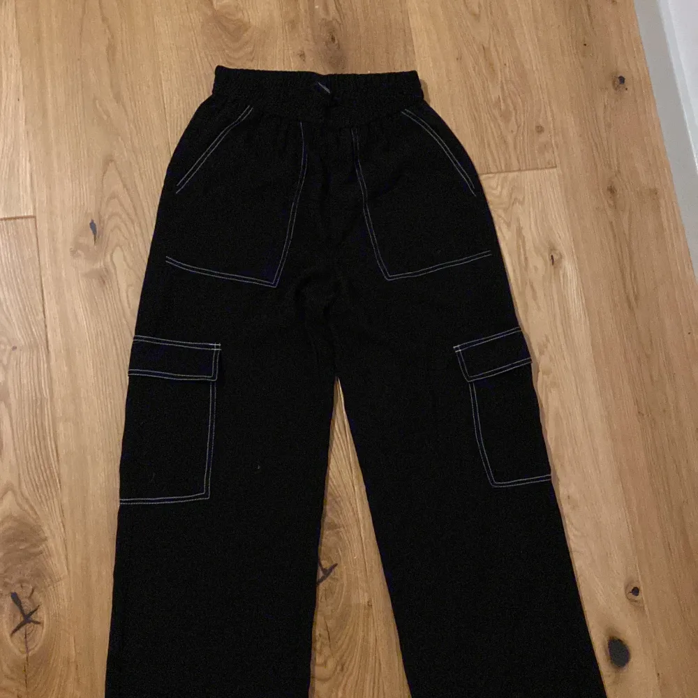 Snygga svarta tyg byxor med vita detaljer . Jeans & Byxor.