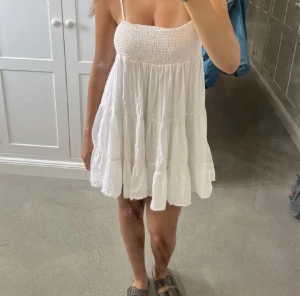 Klänning - Snygg klänning från zara den har använts ett par gånger men är i väldigt fint skick 💕kom privat för fler bilder