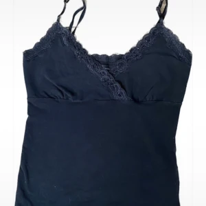 linne  - jättefint linne med glitterdetaljer, säljes pågrund av kommer ej till användning, jättefint skick och reglerbara band  ❤️ köp direkt för 150kr INKL frakt❤️