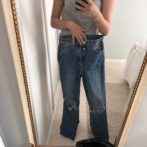 Jeans - Skit snygga håliga jeans från Zara som inte säljs längre. Ganska högmidjade och lite utsvängda. Långa i modellen. Tro mig du vill ha de. Snygga med en stickad tröja eller t-shirt. 😘💘
